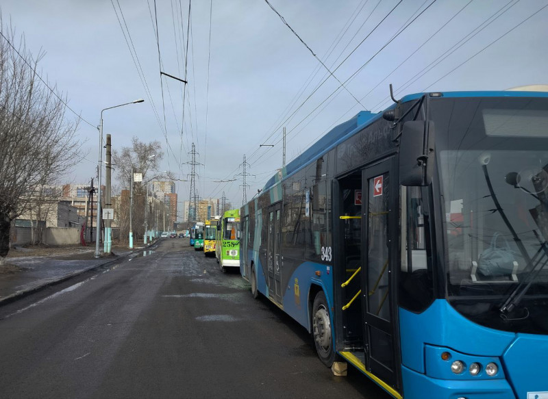 Троллейбус столкнулся с автомобилем в Чите вечером 20 мая