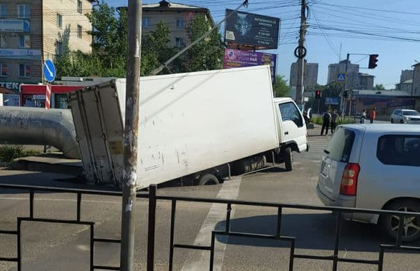 Фургон провалился в асфальт на перекрёстке в центре Читы