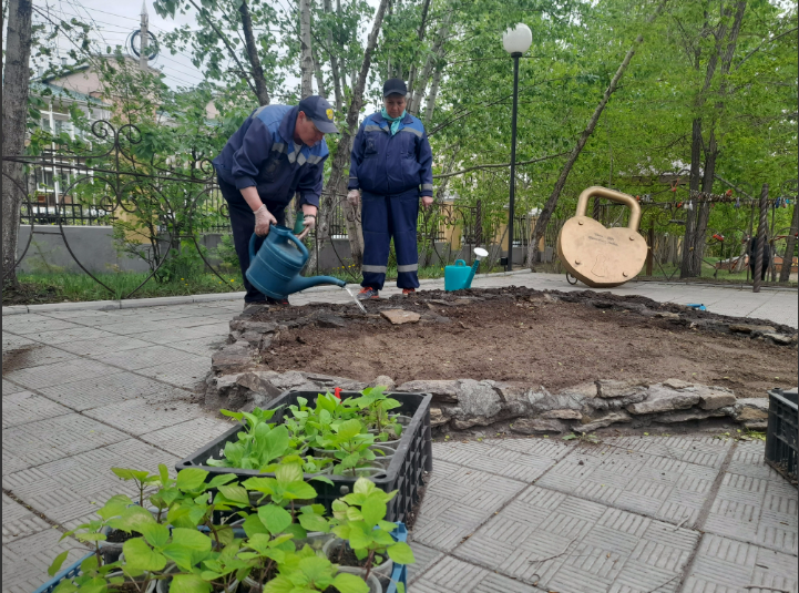 Парк Дома офицеров продолжают озеленять - сотрудники высадили цветы