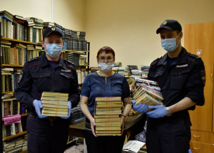Общественники и полиция собрали книги для библиотек Забайкалья