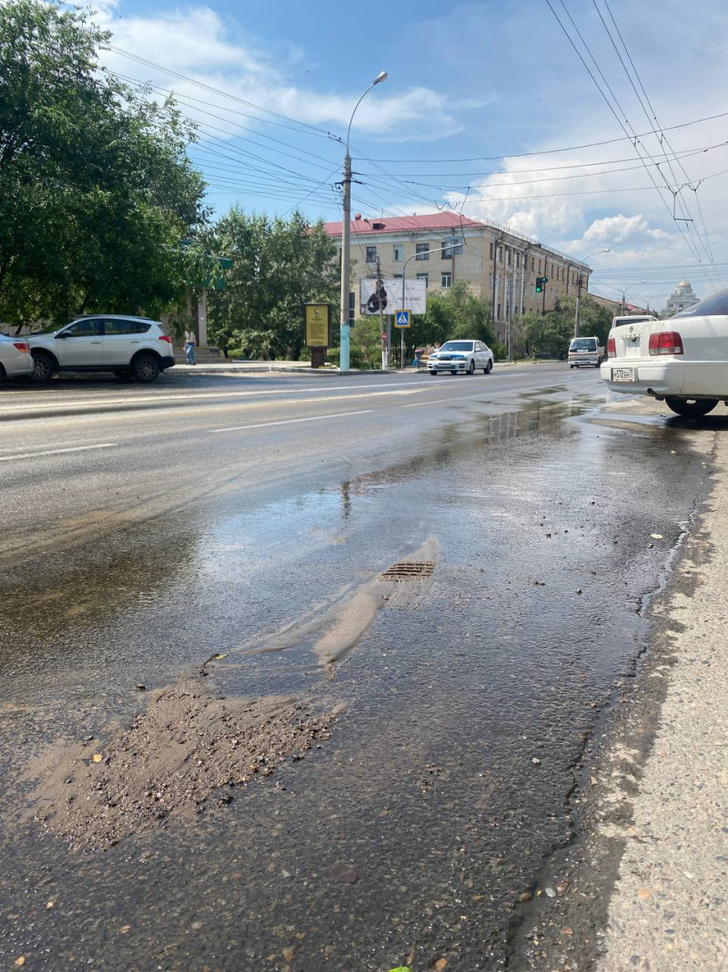 Асфальт пробило водой на улице Ленина в Чите