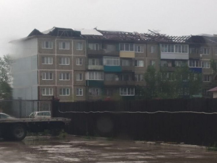 Машины придавило снесённой крышей на КСК в Чите