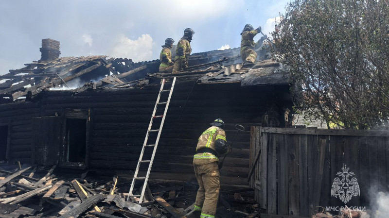 Пожарные потушили загоревшийся дом на улице Кастринской в Чите