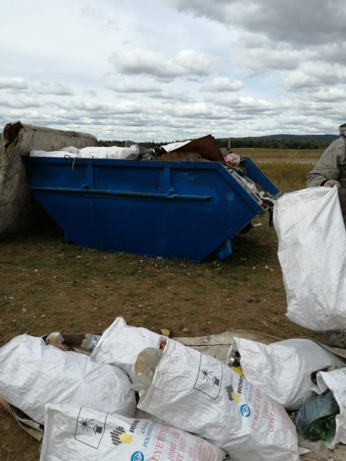 Около 100 мешков мусора вывезли с незаконной свалки на Арахлее