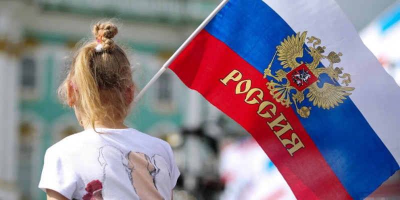 Все школы будут поднимать флаг России каждый понедельник перед уроками