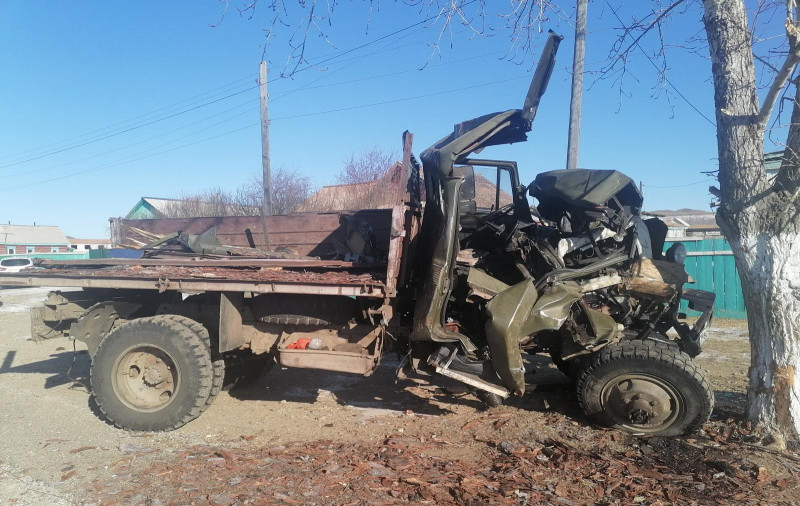 Водитель грузовика «ГАЗ» влетел в дерево на трассе в районе Забайкалья