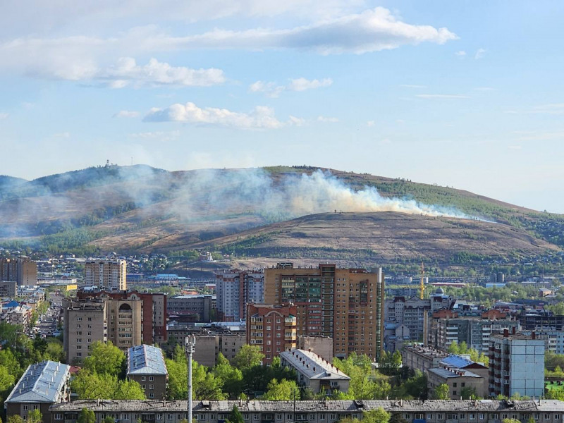 Пожарные тушат возгорание на 1,5 гектарах на Титовской сопке в Чите