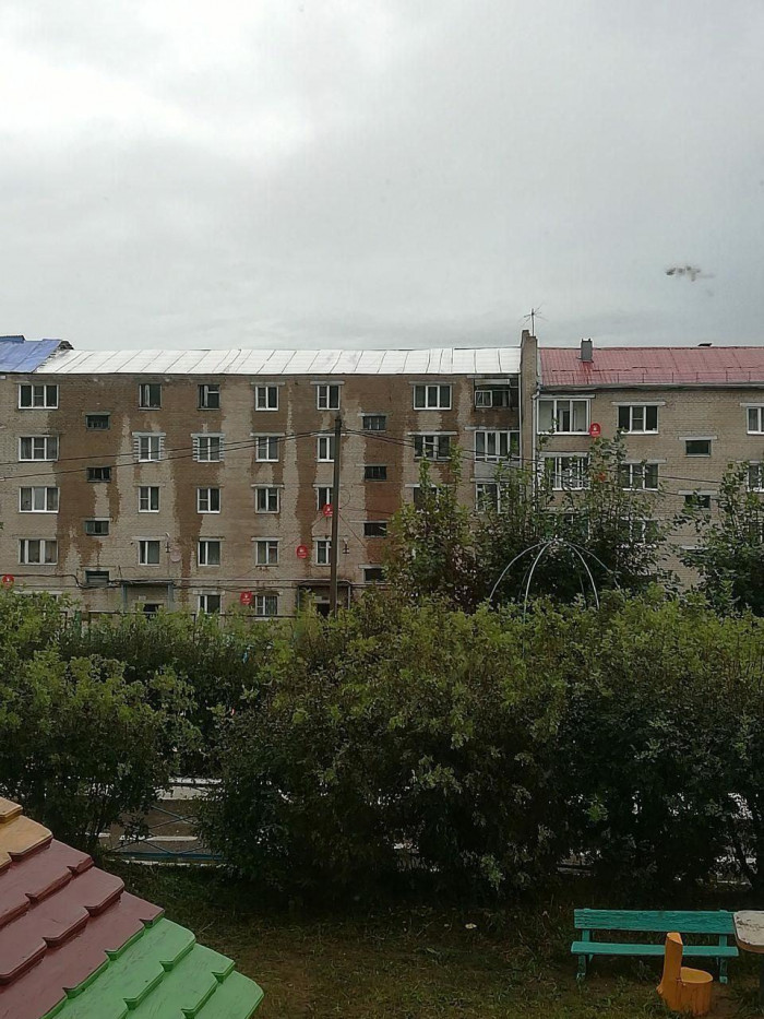 Фонд капремонта начал ремонт дома с сорванной крышей в Новоорловске