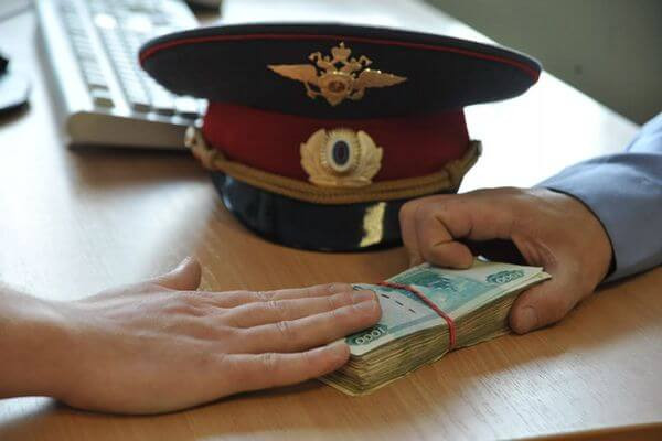 Иркутянин дал взятку полицейскому в Чите и попал на штраф в 1,3 миллиона рублей