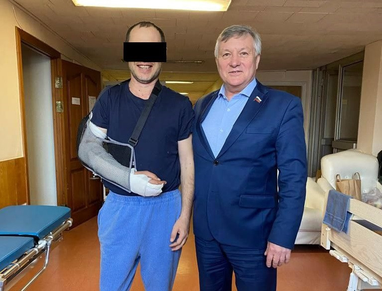 Сенатор РФ от Забайкалья Михайлов навестил раненых бойцов в Москве 