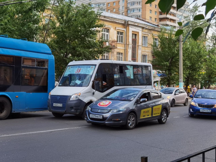 Пробка образовалась по ул. Бутина в Чите из-за ДТП маршрутки и такси «Максим»