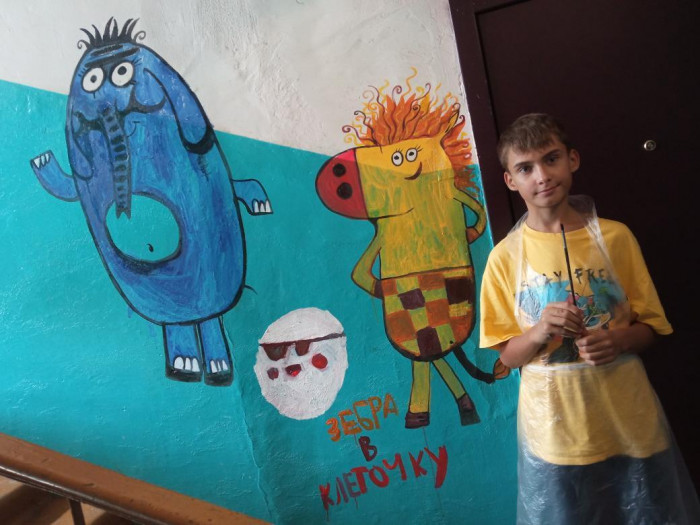 Особенный ребёнок в Чите нарисовал на стенах подъезда героев мультиков