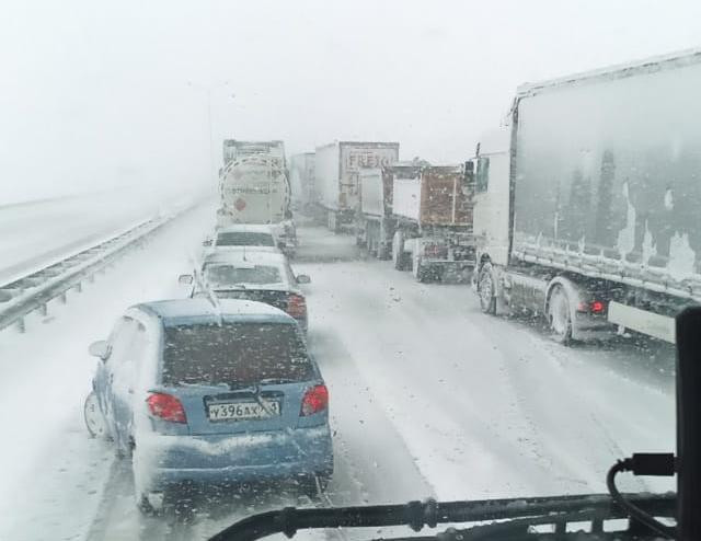 Водители авто в Ростовской области простояли в 50-километровой пробке больше суток из-за снегопада