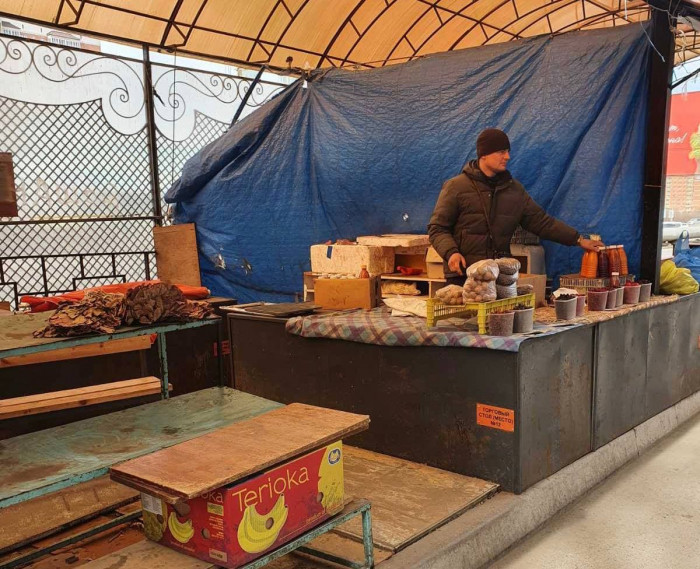 Продавцы продолжают работать на мини-рынке напротив Ся-Яна несмотря на решение суда