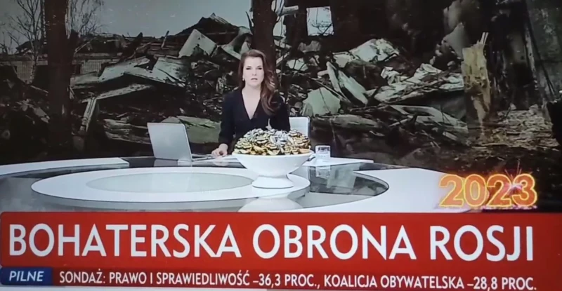 Бегущую строку «Героическая оборона России» показали на польском телевидении