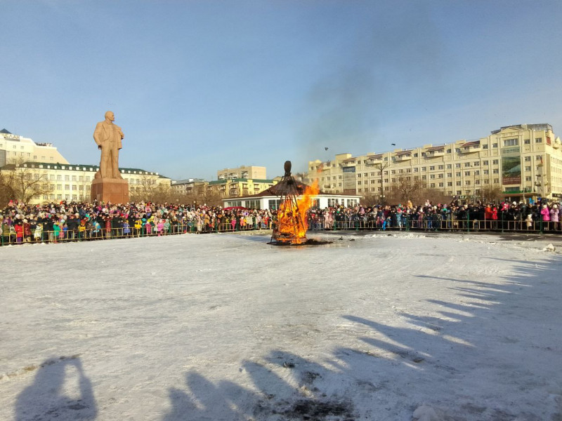 Чучело Масленицы сожгли на центральной площади Читы — видео (0+)