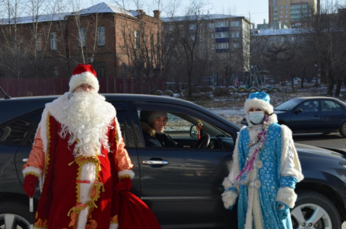Полицейский Дед Мороз вышел на праздничный патруль в Чите