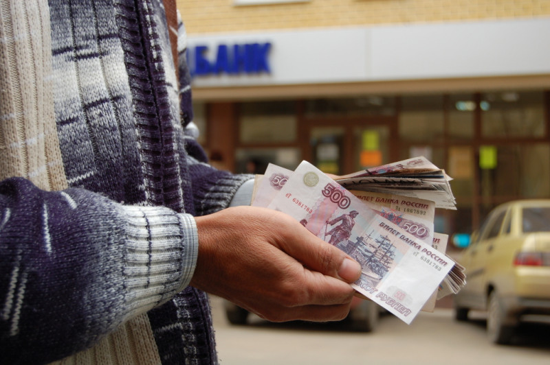 Жители Забайкалья каждый месяц отдают почти 38% своей зарплаты на кредиты