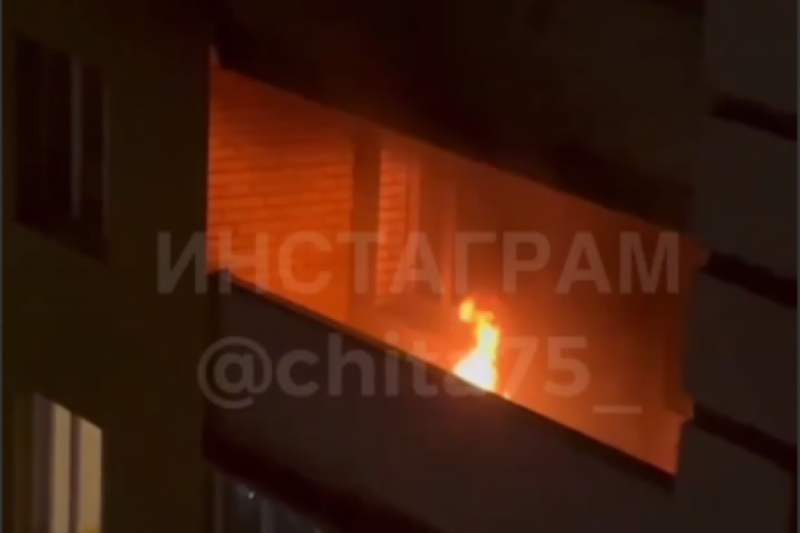 Балкон в доме на 10 этаже загорелся из-за сигареты в новогоднюю ночь в Чите