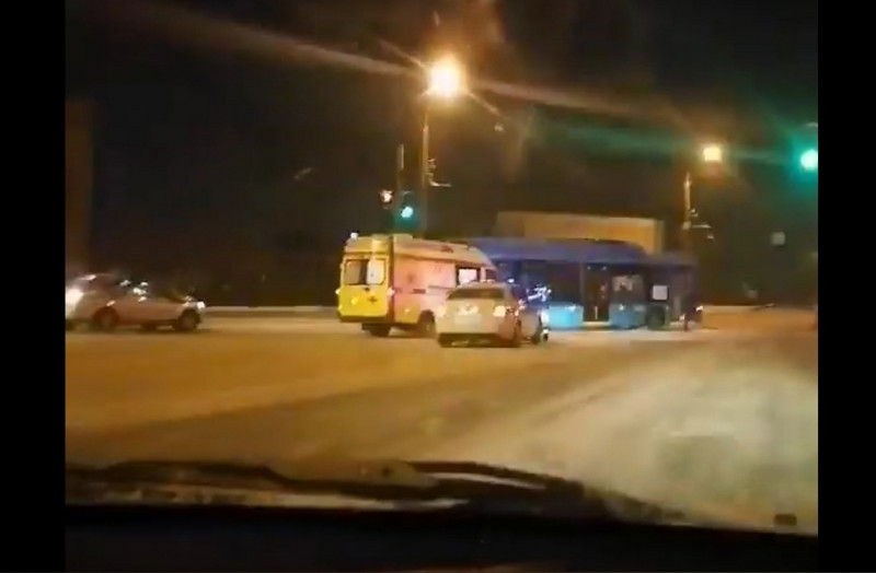 Скорая и два экипажа полиции приехали на место ДТП с троллейбусом в Чите