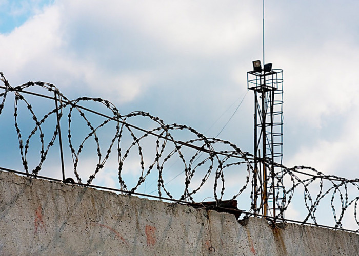 Забор упал в ИК-8 в Карымском районе Забайкалья, никто не убежал