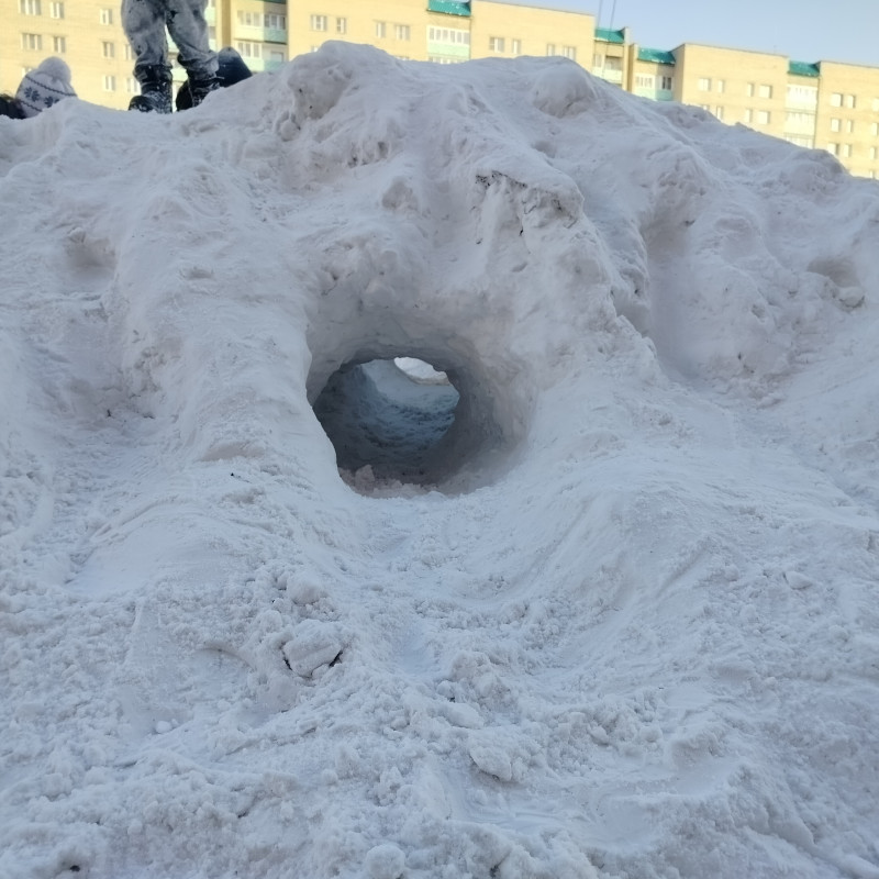 Дети сделали пещеру в куче убранного снега в Чите