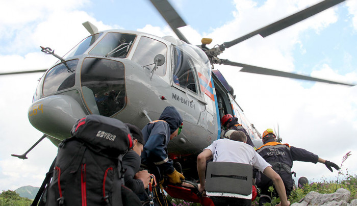 МЧС на вертолёте эвакуировали работников золотодобывающей артели в Балее