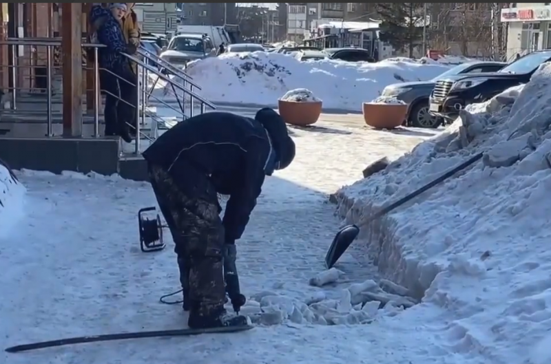Выпавший снег в Новосибирске убирали перфоратором