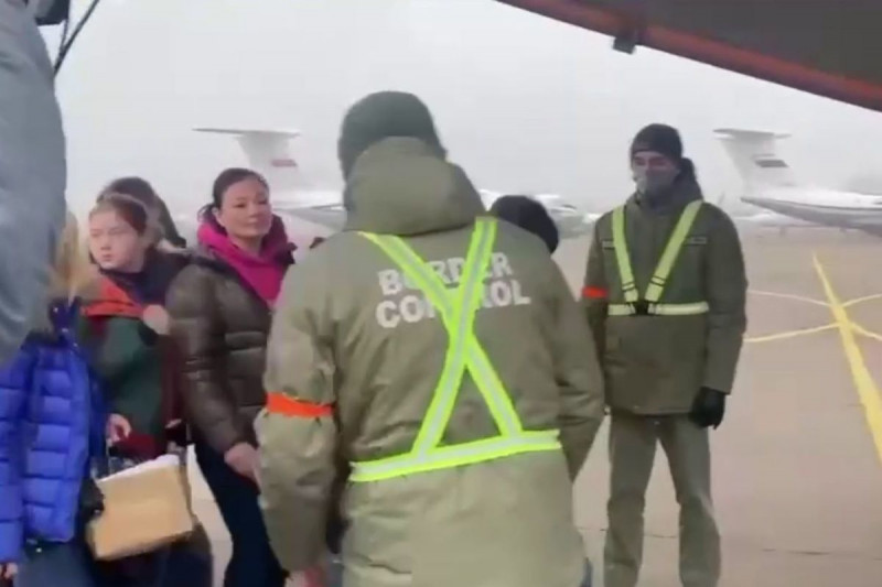 Россиян после ввода миротворцев начали эвакуировать из Казахстана