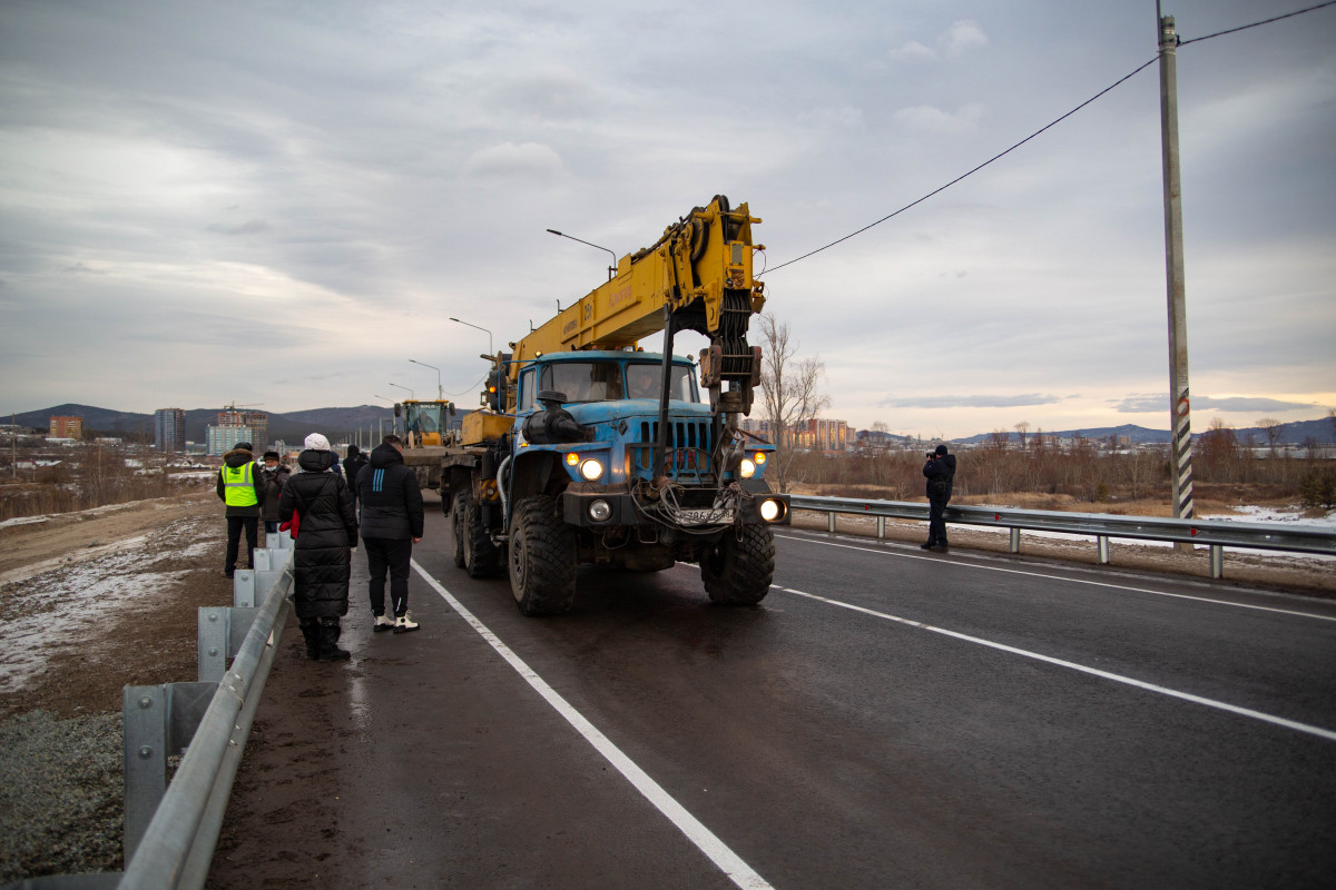 Рабочие убрали ограждение и решили в первую очередь выпустить на мост тяжёлые машины