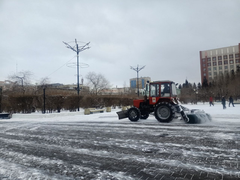 Сотрудники ДМРСУ обработали 32 улицы Читы реагентами во время снегопада