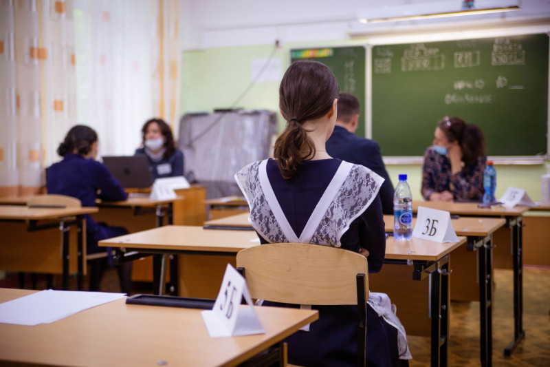 Школьникам в России запретили использовать телефоны во время уроков из-за норм СанПиН
