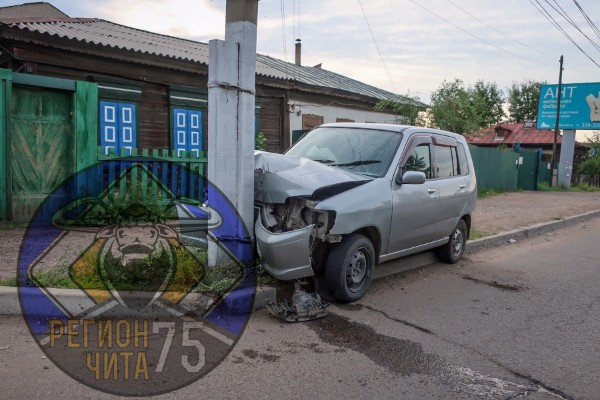 Врезавшийся в столб Nissan оставил без света жителей улицы Байкальской