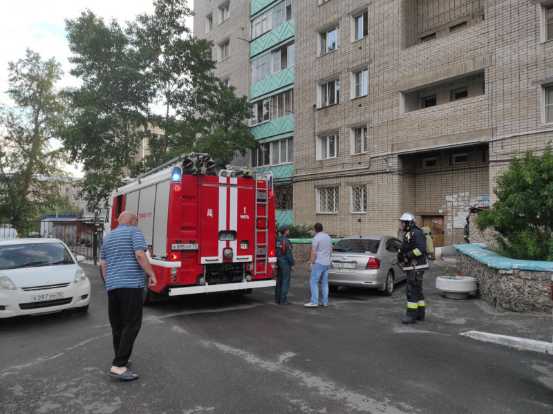 Три пожарные машины примчались к дому в Чите из-за подгоревшего ужина