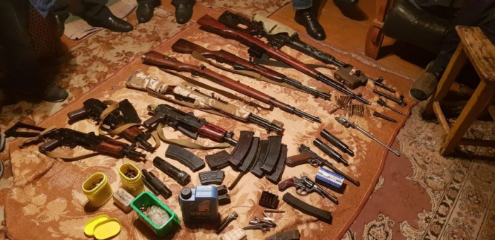 Подпольные оружейные цеха с АК-47 и боеприпасами накрыли сотрудники ФСБ в Забайкалье