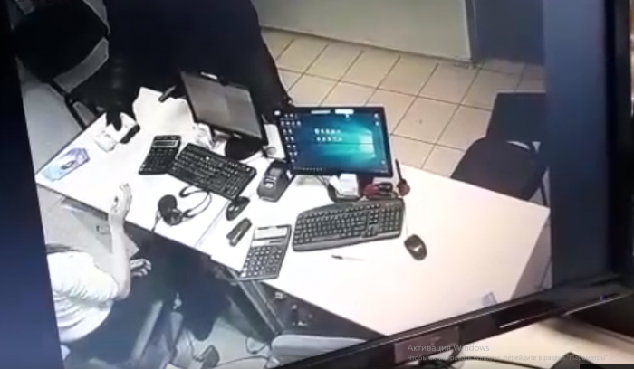 Видео ограбления офиса микрозаймов в Чите появилось в сети