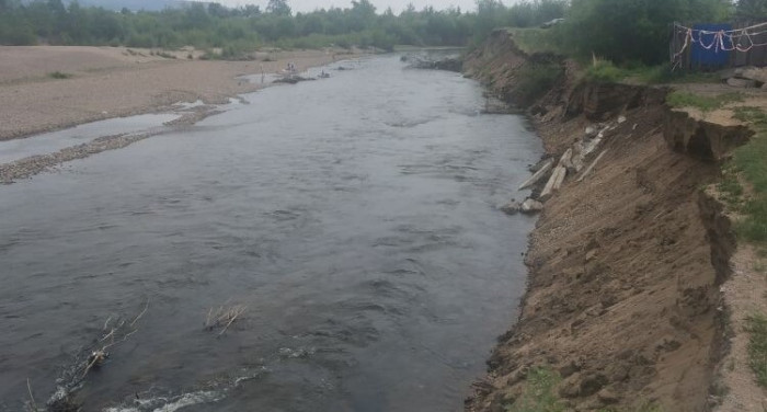 Житель Читы бьёт тревогу из-за обрушения огорода в русло реки
