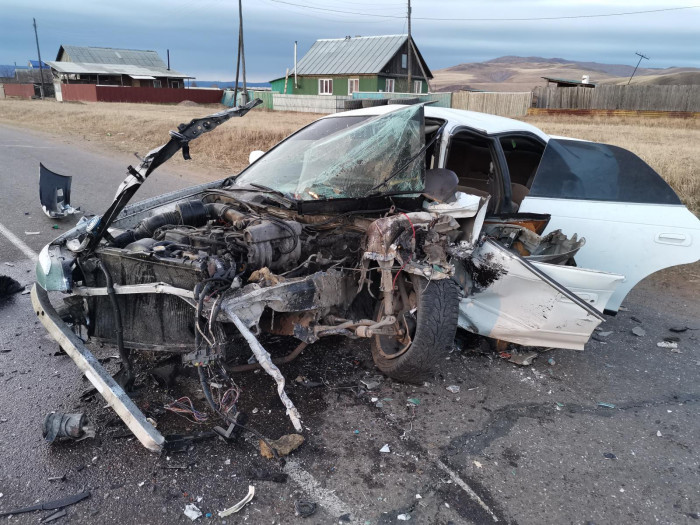 Остановившая авто посреди дороги водитель Toyota Mark 2 пострадала в ДТП в Забайкалье