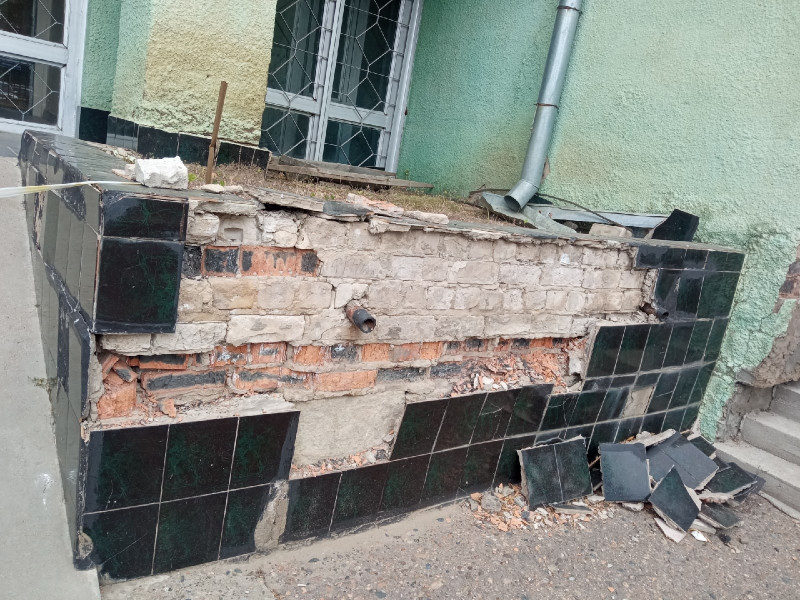 Жители Читы пожаловались на ужасное состояние здания лечебного центра «Феникс»