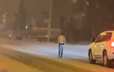 Пьяный молодой человек топлес ходил по центру Читы вечером 7 января