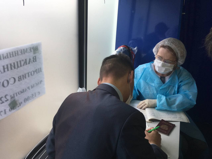 Мобильный пункт вакцинации от COVID работает возле ТЦ «Абсолют» в Чите
