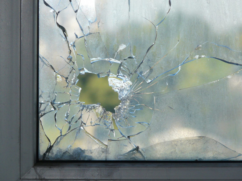 Пьяные вандалы разбили окно в школе Сретенска