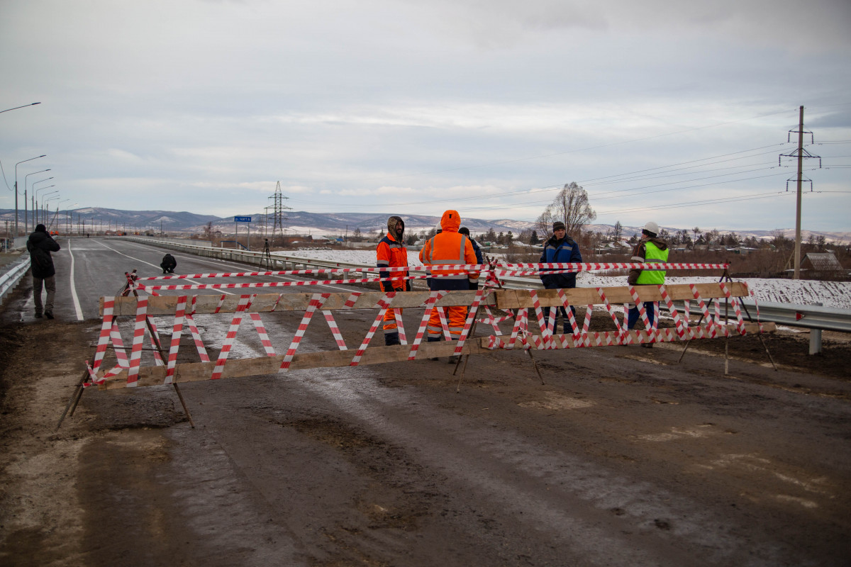 До официального открытия моста рабочие установили по обе стороны заграждение, обвязанное красно-белой лентой