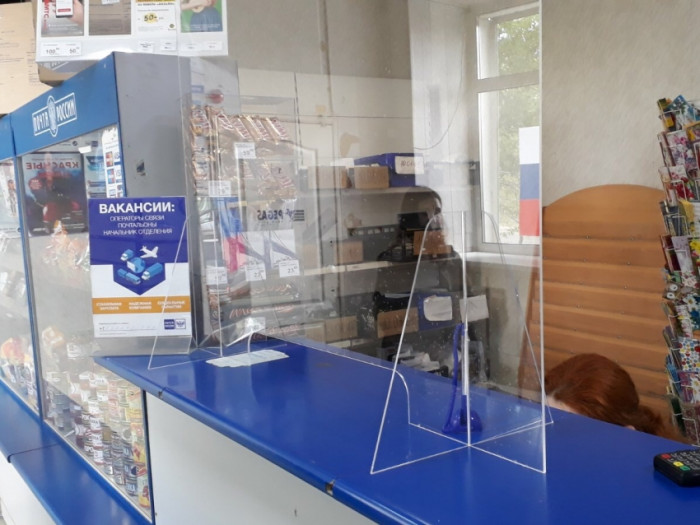 Работников почты в Чите защитили от коронавируса экранами из оргстекла