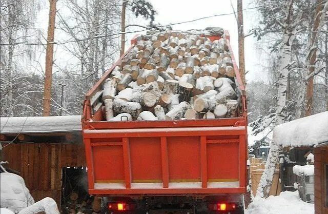 Трём семьям участников СВО в Сретенском районе привезли по КамАЗу дров