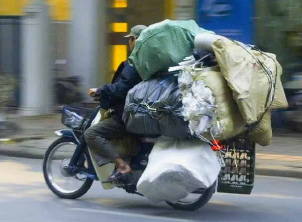 Житель Долгокычи вывез со склада на мотоцикле 600 кг зерна