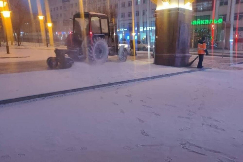 12 машин ДМРСУ выехали на очистку улиц от снега в Чите