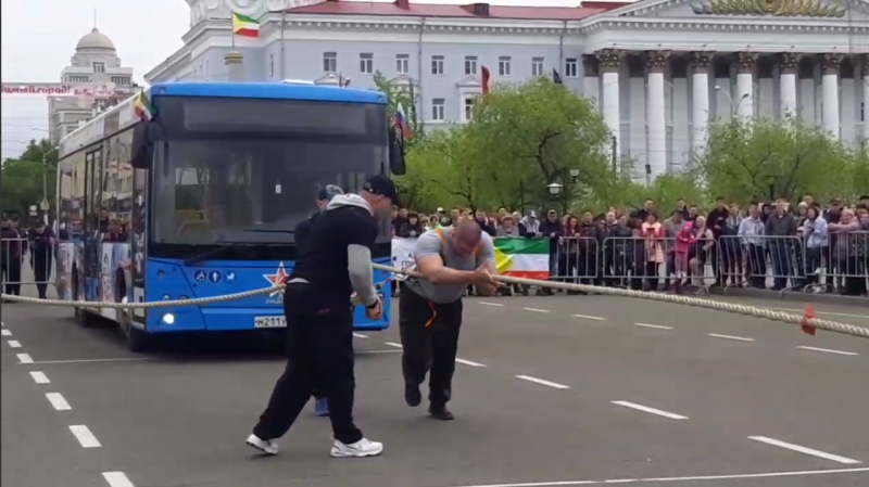 Девятитонный автобус смог протянуть зритель чемпионата по силовому экстриму в Чите