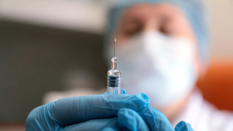 Роспотребнадзор призвал переболевших гриппом прививаться 2 раза за сезон