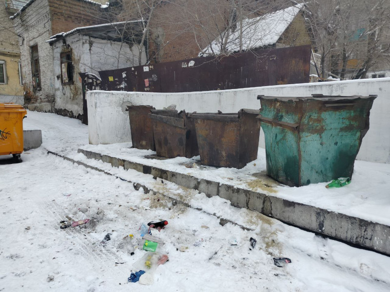 Мусор вываливается из проржавевших контейнеров во дворе на Ленина в Чите – видео